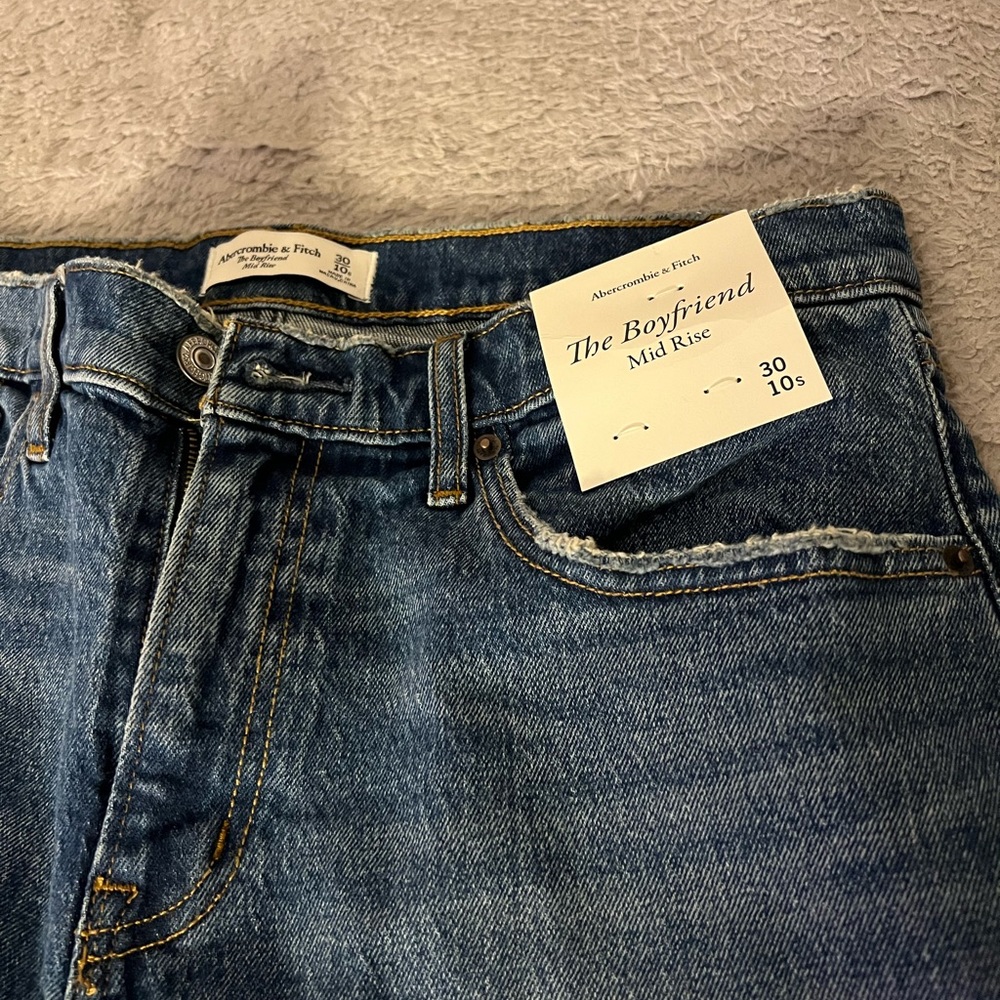 New The Boyfriend Mid Rise Jeans 10 Short